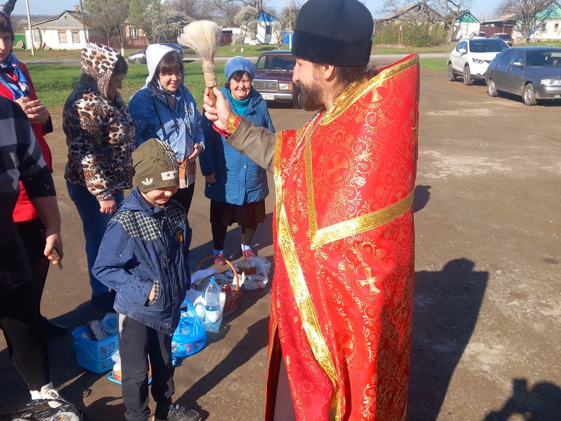 В станице Владимирская и в хуторе Большая Федоровка освятили куличи и яйца