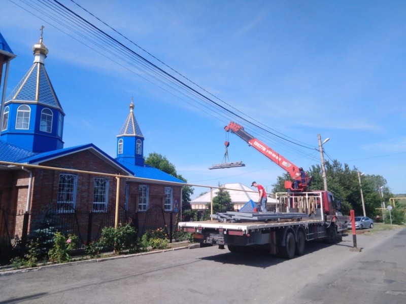 При храме Архистратига Михаила п. Каменоломни продолжается строительство гуманитарного склада