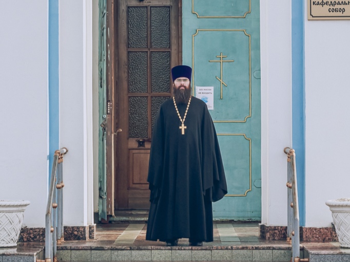 Благочинный приходов Александровск-Грушевского округа удостоен звания заслуженного гражданина города