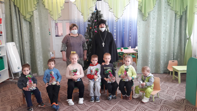 Иеромонах Арсений (Алимов) поздравил воспитанников детского сада с Рождеством Христовым