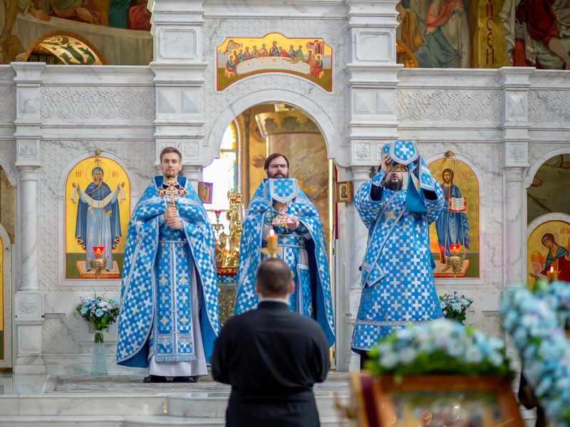 В Покровском кафедральном соборе совершили молебен перед началом учебного года