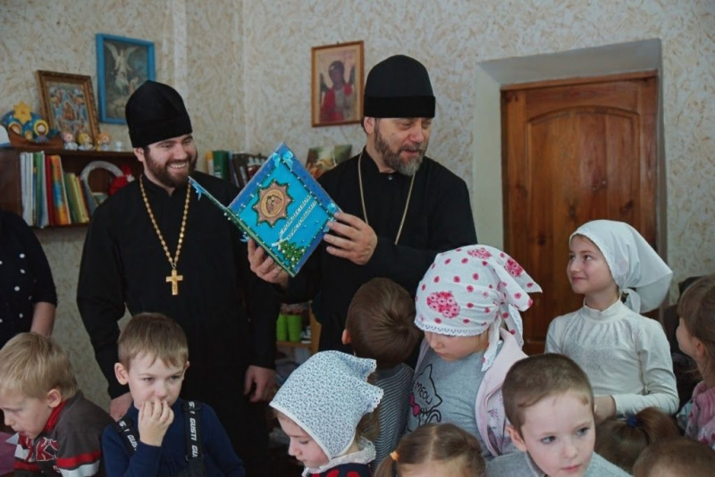 В воскресной школе Свято-Пантелеимоновского храма состоялось подведение итогов и награждение участников конкурса «Рождественская открытка»