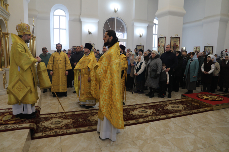 Преосвященнейший епископ Симон с архипастырским визитом посетил храм святителя Николая Чудотворца города Зверево