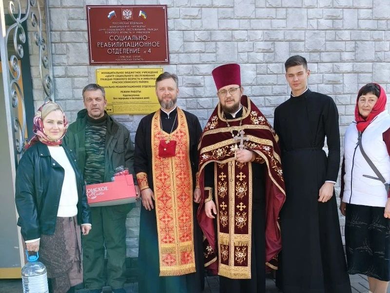 В социально-реабилитационном отделении Красного Сулина поздравили пациентов с Пасхой