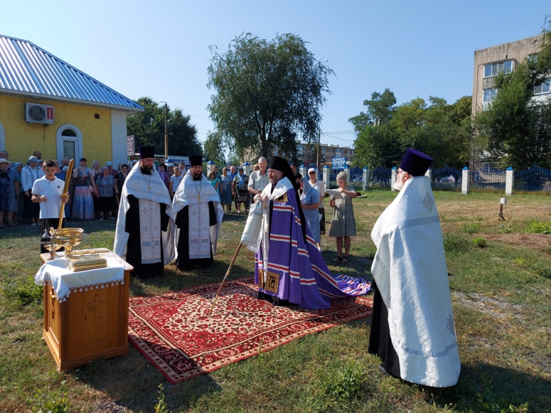 Преосвященнейший епископ Симон совершил чин на основание церкви и водружение креста на месте строительства будущего храма в честь праведного Иосифа Обручника г. Шахты