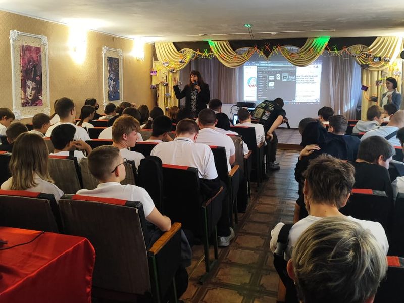 Беседа со студентами на тему: «Добровольчество – потребность души и дела милосердия» прошла в Новошахтинске