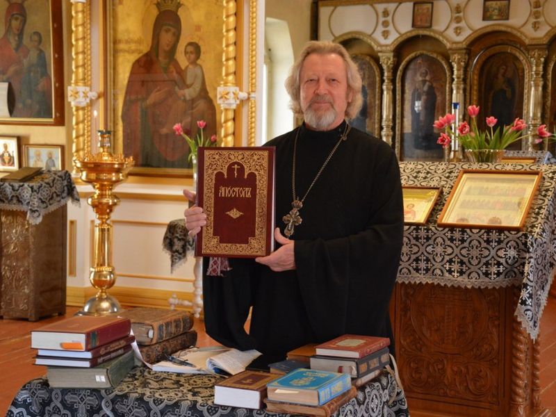 Настоятель рассказал школьникам о православных книгах