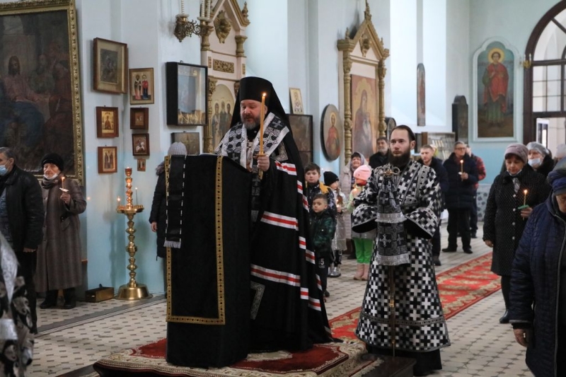 Во вторник первой седмицы Великого поста Преосвященнейший епископ Симон совершил великое повечерие с чтением покаянного канона прп. Андрея Критского в храме Донецкого Успенского архиерейского подворья