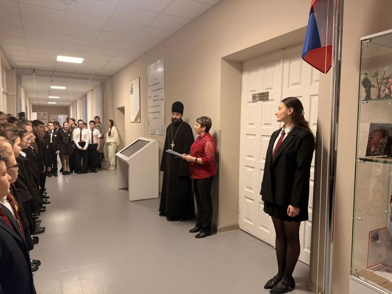 Торжественная линейка прошла в гимназии №20 поселка Каменоломни