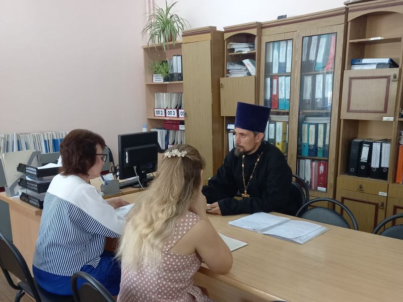 Руководитель Миссионерского отдела Шахтинской епархии посетил сектор организационного обеспечения деятельности комиссии по делам несовершеннолетних