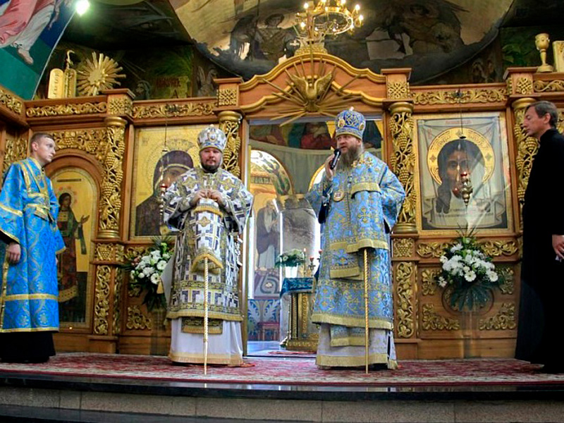 Архиепископ Ровеньковский и Свердловский Пантелеимон и епископ Шахтинский и Миллеровский Симон совершили Божественную литургию в праздник Успения Пресвятой Богородицы в Покровском кафедральном соборе г. Шахты