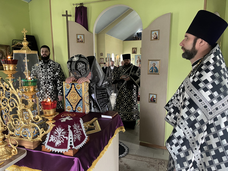 Преосвященнейший епископ Симон с архипастырским визитом посетил приход Иосифа Обручника города Шахты