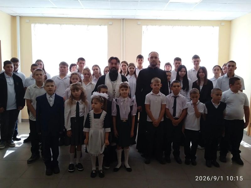 Благочинный Кашарского округа посетил торжественную линейку в школе села Лысогорка