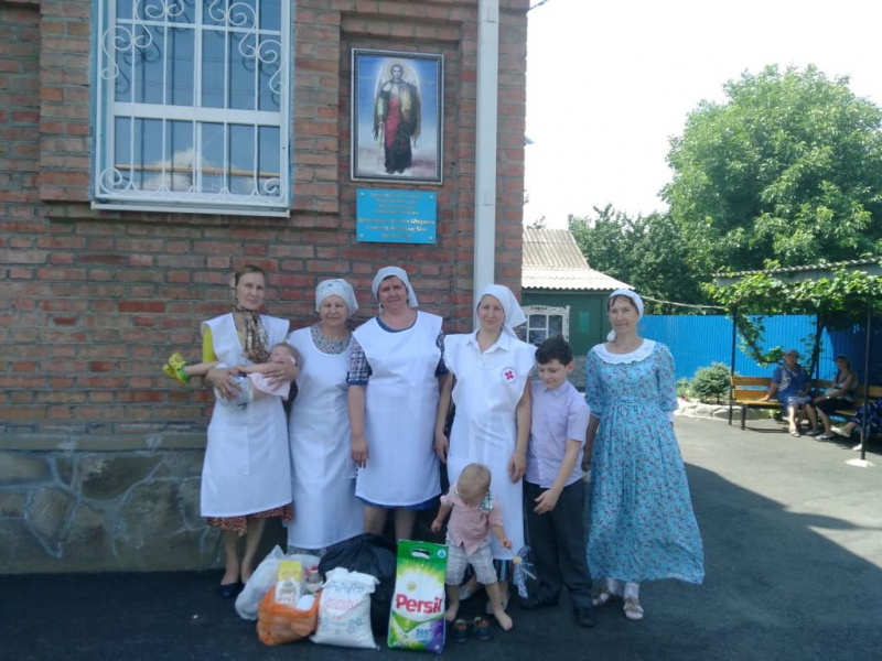 Сестры Марфо-Мариинского Сестричества храма Архистратига Михаила п. Каменоломни и неравнодушные прихожане оказали посильную материальную помощь многодетной малообеспеченной семье