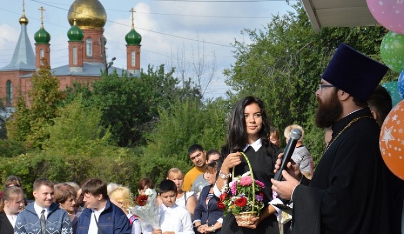 Благочинный Каменск-Шахтинский округа иерей Александр Теличкин принял участие в торжественной линейке в школе № 10