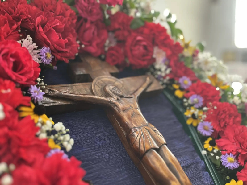 В праздник Воздвижения Честного и Животворящего Креста Господня Преосвященнейший епископ Симон возглавил богослужение в храме Покрова Пресвятой Богородицы города Красный Сулин