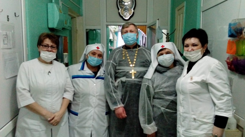 Протоиерей Роман Быков поздравил с Рождеством христовым постояльцев отделения сестринского ухода Центральной городской больницы г. Гуково