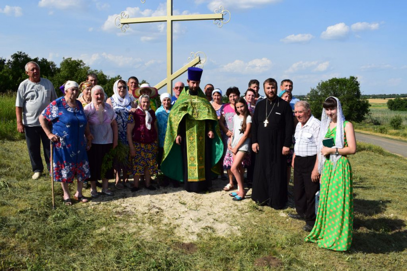 В хуторе Николаевка в День Святой Троицы освятили поклонный крест