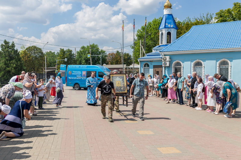 Всероссийский крестный ход с иконой Божией Матери «Избавительница от бед» посетил храмы Шахтинской епархии