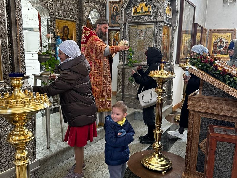 На Архиерейском подворье иконы Божией Матери «Взыскание погибших» поздравили прихожанок с днем Жен Мироносиц