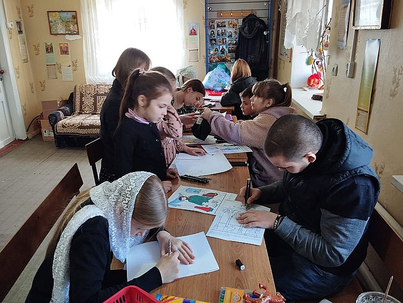 В воскресной школе «Васильки» дети нарисовали рисунки и написали письма военнослужащим