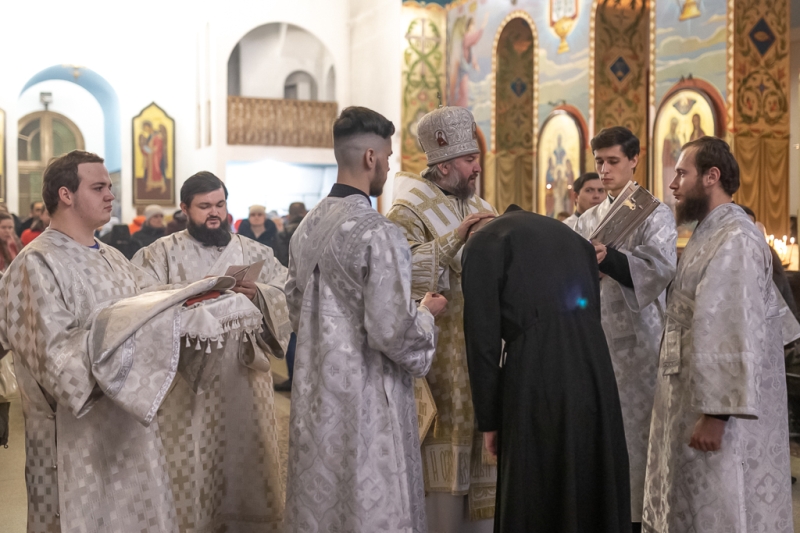 Накануне Рождества Христова епископ Симон совершил вечернее богослужение и хиротесию в иподиакона в Покровском кафедральном соборе города Шахты