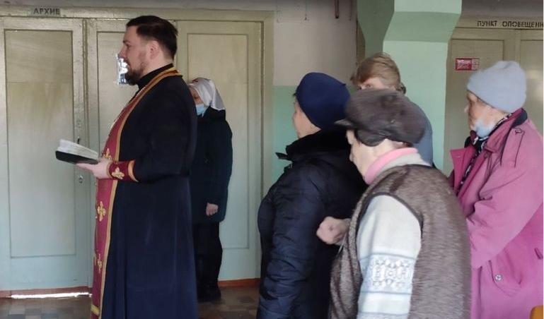 Благочинный приходов Донецкого округа иерей Владимир Татаркин посетил ПВР