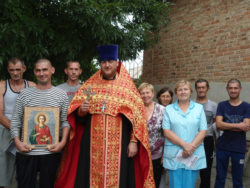 Протоиерей Вячеслав Лавлинский совершил водосвятный молебен в туберкулезном диспансере г. Каменск-Шахтинский в день памяти великомученика и целителя Пантелеимона