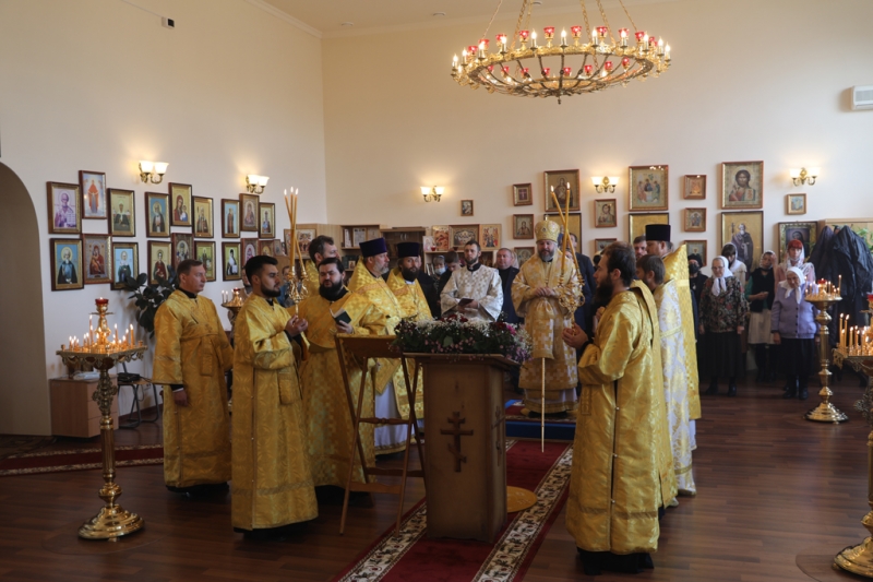 Преосвященнейший епископ Симон совершил Божественную литургию и диаконскую хиротонию в храме апостола и евангелиста Иоанна Богослова при Институте сферы обслуживания и предпринимательства (филиал) ДГТУ в г. Шахты