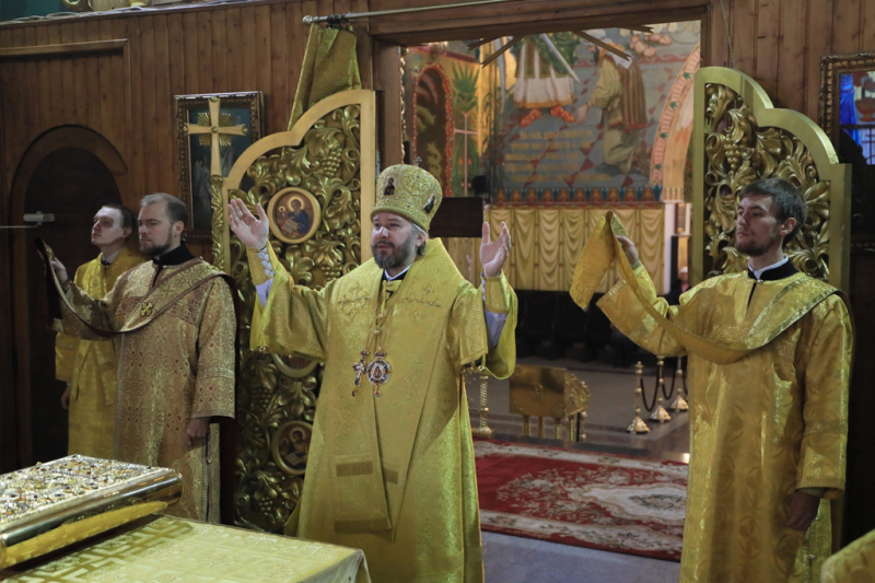 В день памяти святителя Иоанна Златоуста, архиепископа Константинопольского Преосвященнейший епископ Симон совершил Божественную литургию в Покровском кафедральном соборе г. Шахты