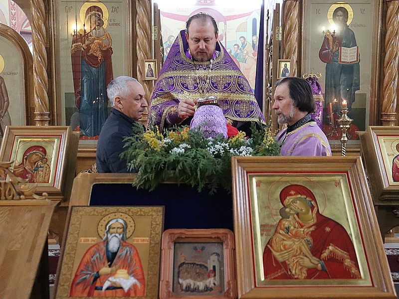 Прихожане и сотрудники Донского храма города Новошахтинска поздравили протоиерея Романа Амплеева с двенадцатилетием служения в сане протоиерея