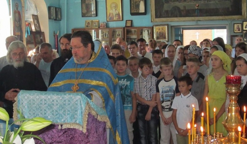 В шахтинском храме Святителя Николая Чудотворца состоялся молебен на начало нового учебного года