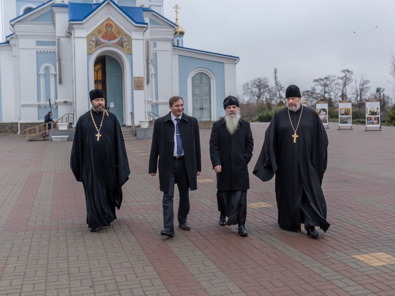 Епископ Каменский и Камышловский Мефодий посетил Покровский кафедральный собор города Шахты и ознакомился с его святынями