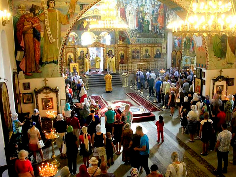 Преосвященнейший епископ Симон совершил воскресную Божественную литургию в Покровском кафедральном соборе г. Шахты