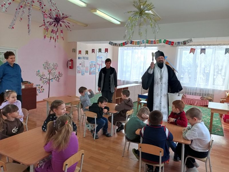 В селе Первомайском священник окропил детский сад крещенской водой