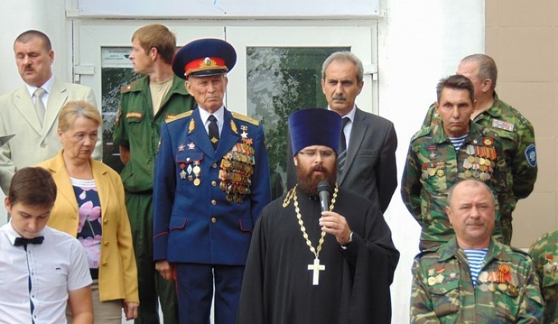 Благочинный Каменск-Шахтинского округа иерей Александр Теличкин принял участие в открытии памятной доски воину-афганцу в Каменском техникуме строительства и автосервиса