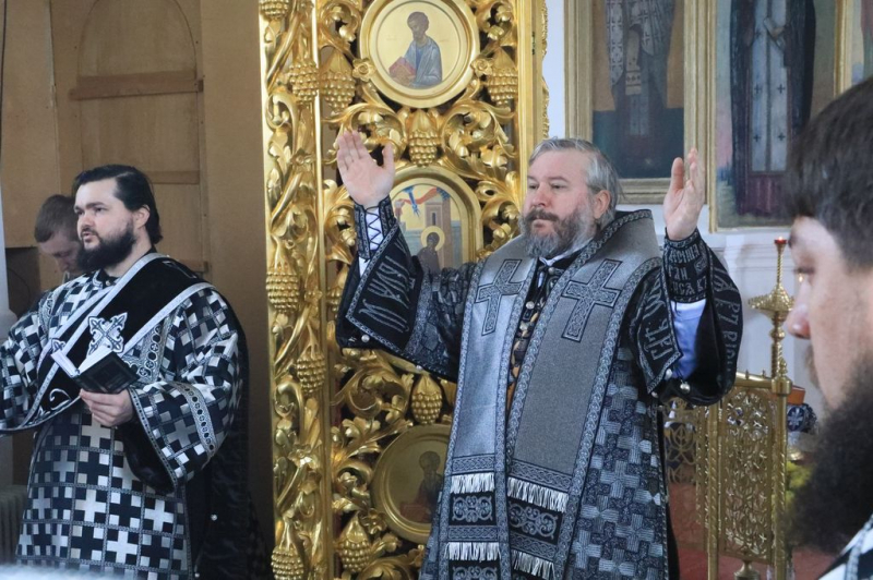 В пятницу четвертой седмицы Великого поста Преосвященнейший епископ Симон совершил Литургию Преждеосвященных Даров в храме святого Георгия Победоносца хут. Лихой 