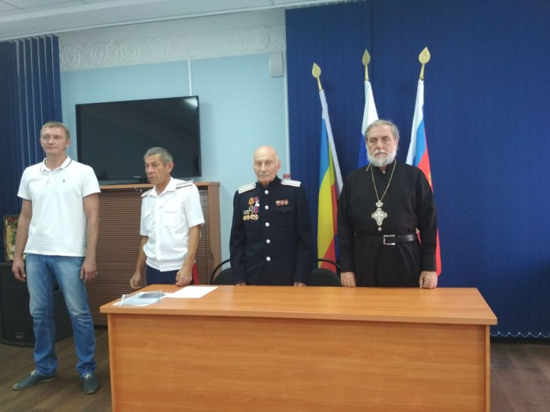 В станице Вешенской прошел отчетно-перевыборный казачий круг. В заседании принял участие протоиерей Владимир Поляков