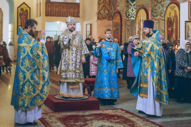 В праздник Сретения Господня Преосвященнейший епископ Симон совершил Божественную литургию в Покровском кафедральном соборе г. Шахты