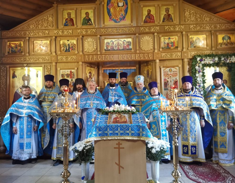 Соборным богослужением приход в честь Одигитриевской иконы Божией Матери пос. Таловый отметил храмовый праздник