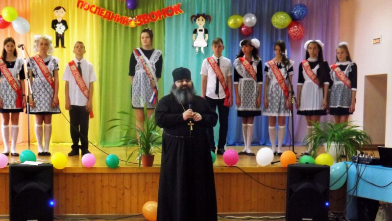 В традиционной церемонии прощания с Шумилинской школой принял участие настоятель Смоленского храма иерей Александр Туховский