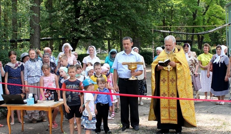 При храме великомученика и целителя Пантелеимона в Гуково состоялось открытие и освящение детской площадки