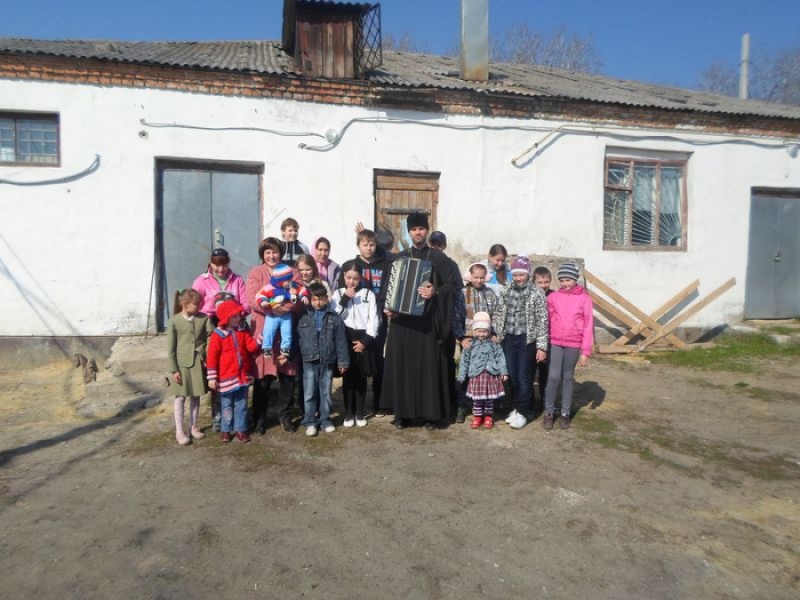 На приходе Архангела Михаила дети и взрослые проводят подготовку к праздничному Пасхальному концерту