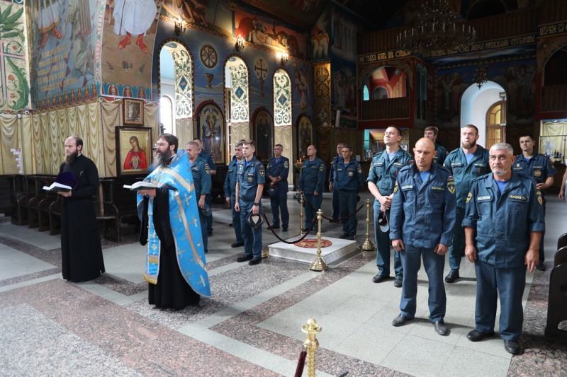 Спасатели и пожарные приняли участие в молебне по случаю дня празднования в честь образа Божьей Матери «Неопалимая Купина»