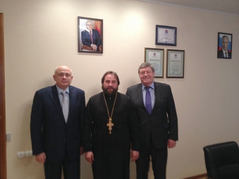 Состоялась рабочая встреча настоятеля Свято-Троицкого архиерейского подворья хутора Ягодинка протоиерея Георгия Сморкалова с главой администрации Октябрьского района Е. П. Луганцевым