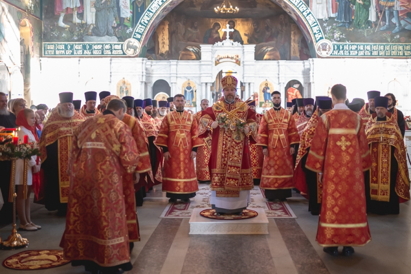 Праздник Светлого Христова Воскресения в Покровском кафедральном соборе города Шахты продолжился великой пасхальной вечерней