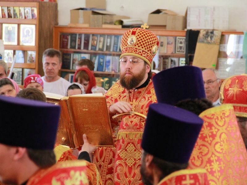 Пасхальные торжества в Шахтинской епархии. В среду Светлой седмицы, во второй половине дня, епископ Игнатий совершил Пасхальную утреню в Пантелеимоновском храме г. Миллерово