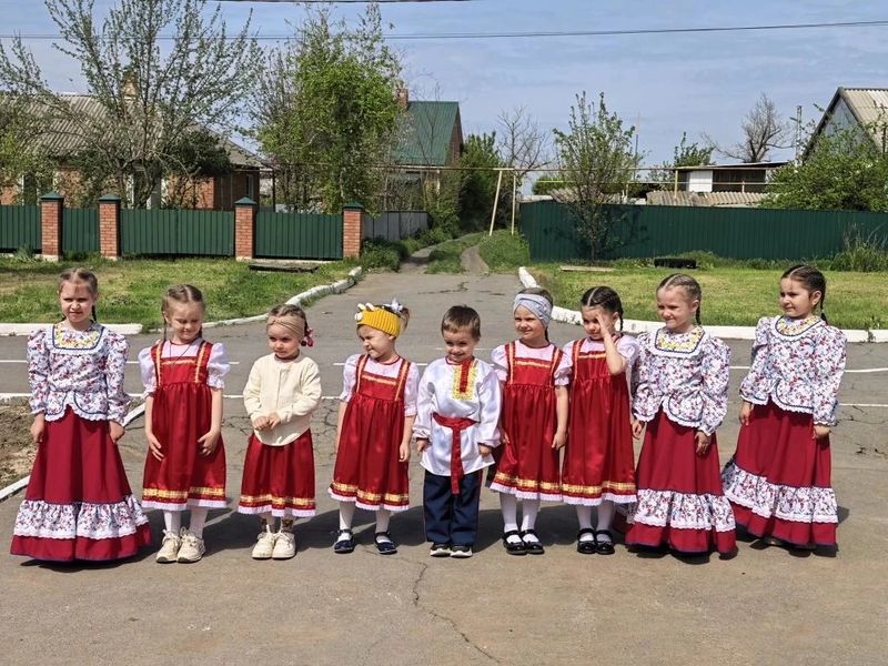 В престольный день Георгиевского храма поселка Новозарянский дети и казачата выступили с концертом перед почётными гостями