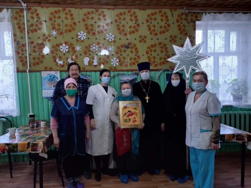 С праздником Рождества Христова протоиерей Роман Мясников и прихожане поздравили постояльцев хосписа хутора Красный