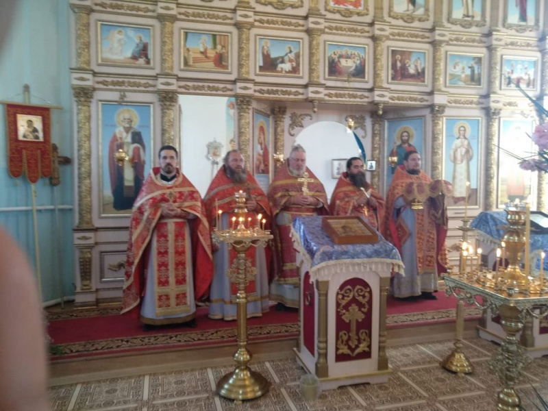 Соборным богослужением отметили день памяти святой равноапостольной первомученицы Феклы Иконийской в храме Донской иконы Божией Матери слободы Шарпаевка